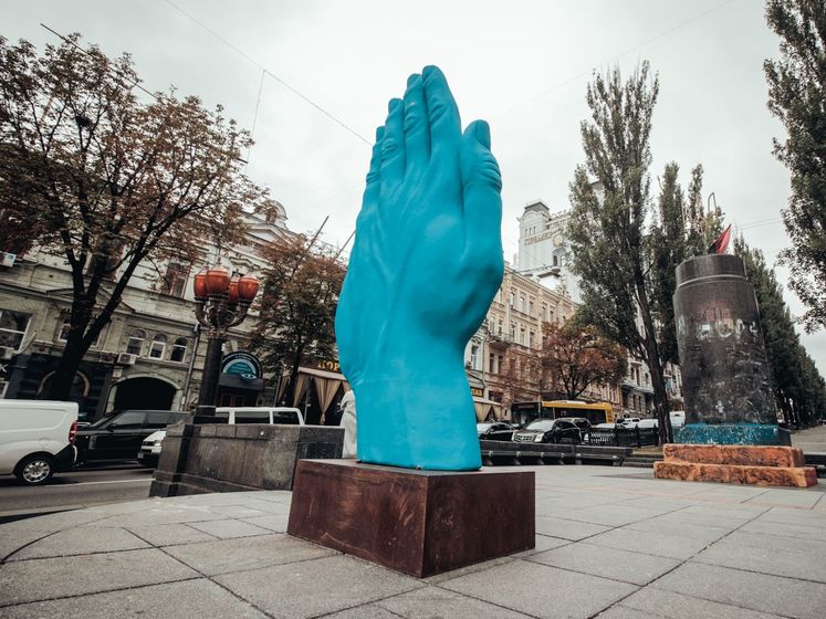 ﻿Скульптуру у вигляді великої синьої руки перевезуть із Києва в Миколаїв