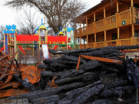 Деревянные корпуса, один из которых сгорел в 2017 году, остаются под арестом