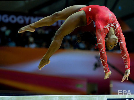 ﻿Американська гімнастка вперше в історії виконала на колоді подвійне сальто назад із двома переворотами. Відео