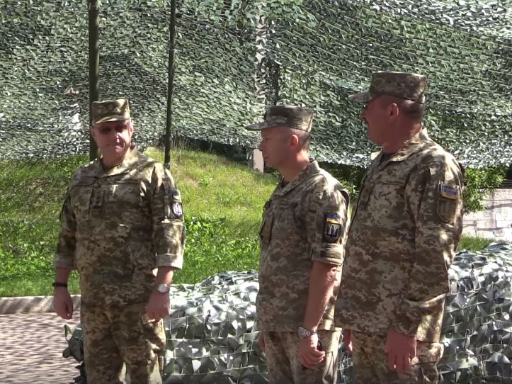 Хомчак представил личному составу нового командующего Объединенными силами Кравченко