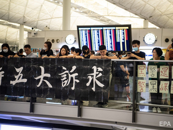 Аэропорт Гонконга возобновил работу после акций протеста, но изменит расписание
