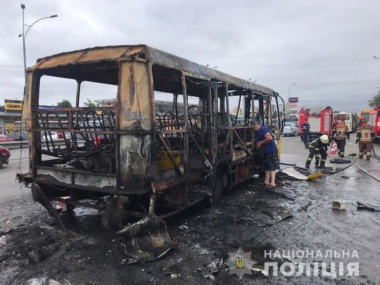 Причиной возгорания маршрутки на станции метро "Лесная" в Киеве стал посторонний предмет в салоне – полиция