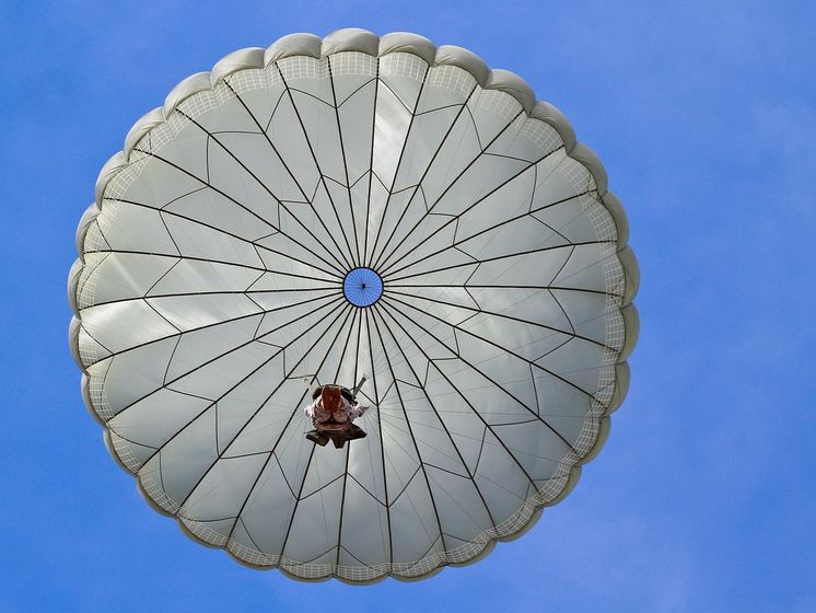 ﻿У Канаді жінка вижила після падіння з висоти 1,5 км після невдалого стрибка з парашутом