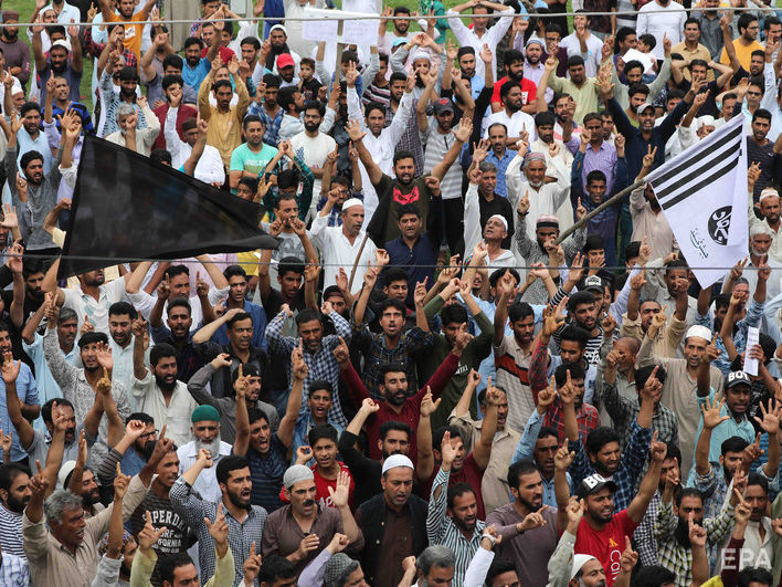 ﻿Мусульмани індійської частини Кашміру вийшли на акцію протесту, поліція застосувала сльозогінний газ