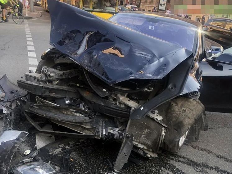 В Киеве столкнулись Tesla и Range Rover, пострадали пять пешеходов и водитель