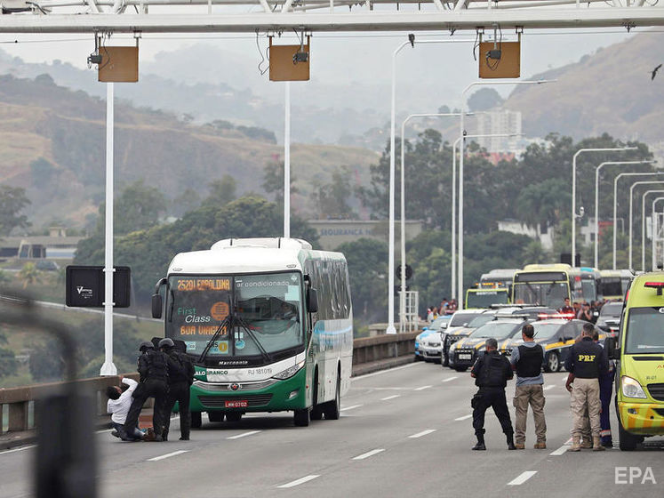 ﻿У Ріо-де-Жанейро снайпер застрелив чоловіка, який узяв у заручники пасажирів автобуса