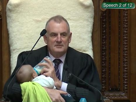 Спикер парламента Новой Зеландии нянчил ребенка одного из депутатов на заседании. Видео