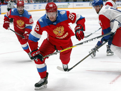 Кузнецов (на фото в центре) сдал допинг-пробу в мае 2019 года