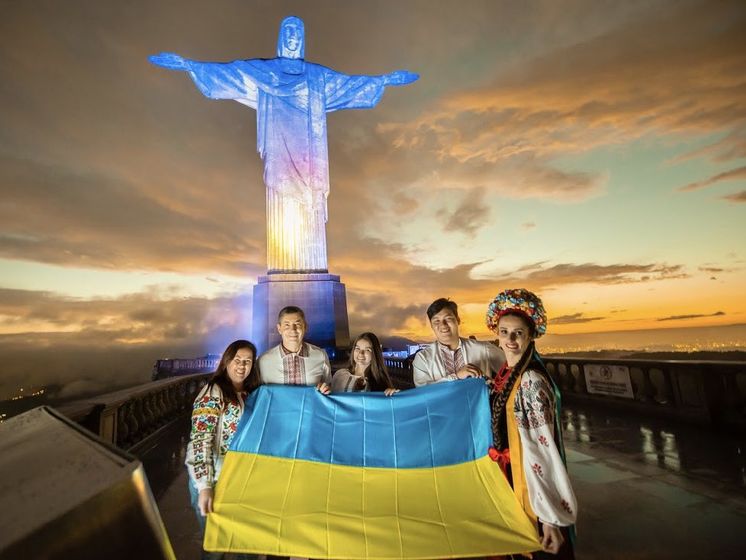 В Бразилии статую Христа Искупителя подсветили в цвета украинского флага