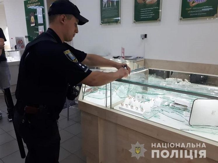 Мужчина с ружьем ограбил в Киеве ювелирный магазин – полиция