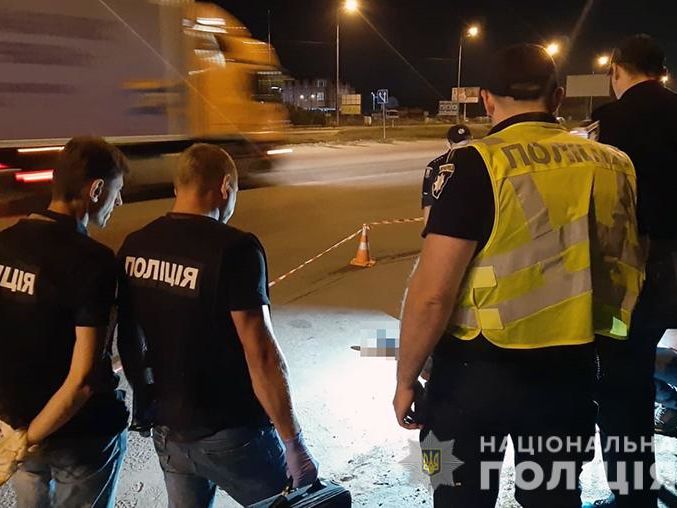 В Киеве мужчине перерезали горло и выбросили из авто