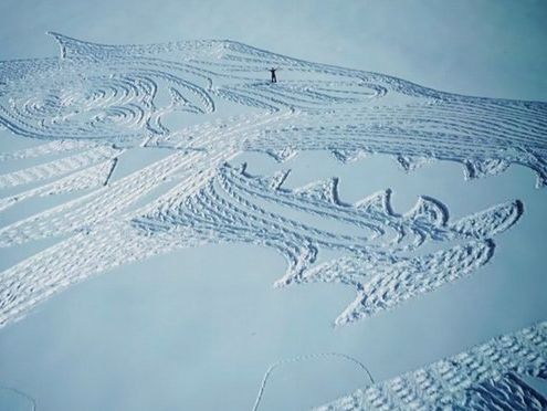 Зима близко. Художник создал огромную снежную картину с гербом и девизом дома Старков. Видео