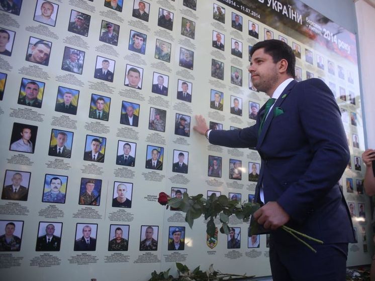 ﻿Нардепи від "Слуги народу" поклали квіти до Стіни полеглих за Україну і вшанували пам'ять жертв Іловайського котла
