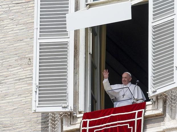 Папа римский сообщил, что на 25 минут застрял в лифте