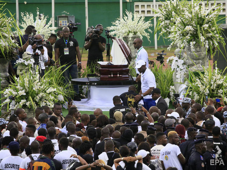 ﻿У Кот-д'Івуарі під час похорону діджея фанати захопили труну з його тілом