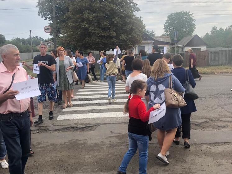 В Харьковской области учителя перекрывали дорогу из-за закрытия школ