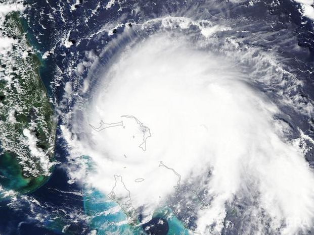 Ураган "Дориан". В трех американских штатах объявили об эвакуации, отменено более 300 авиарейсов