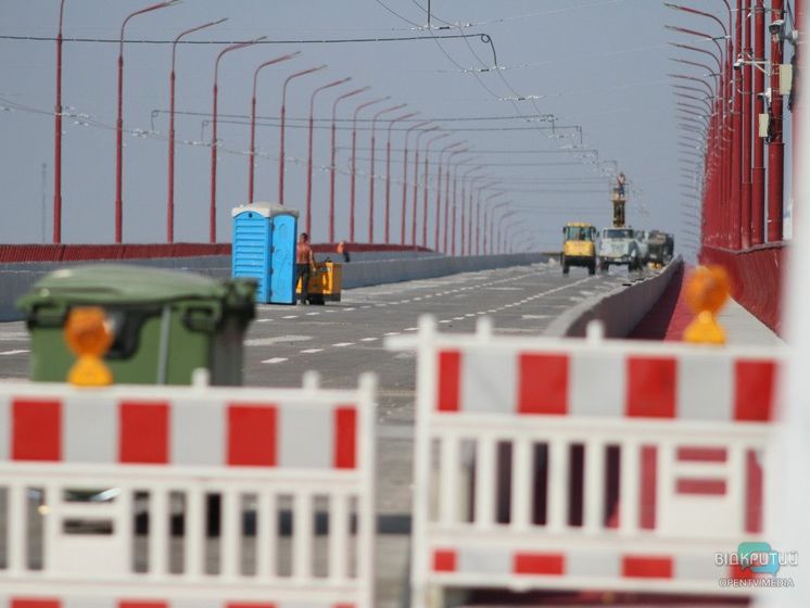 В Днепре жители штурмовали мост, который закрыт на капитальный ремонт после спора Зеленского с Филатовым