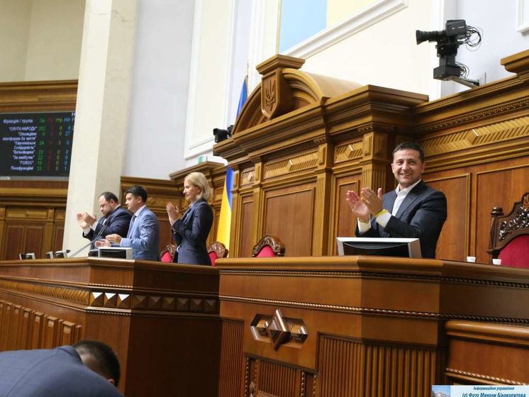 ﻿Нардепи і Зеленський оваціями зустріли рішення про скасування депутатської недоторканності. Відео