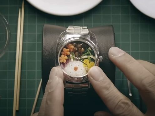 Японцы создали наручные часы с мини-обедом внутри. Видео