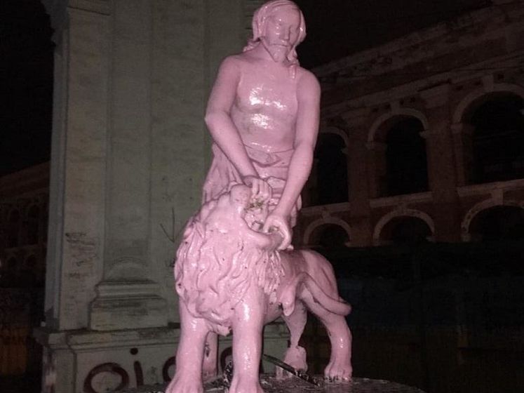 ﻿У Києві фонтан "Самсон" пофарбували в рожевий колір, поліція затримала трьох підозрюваних 