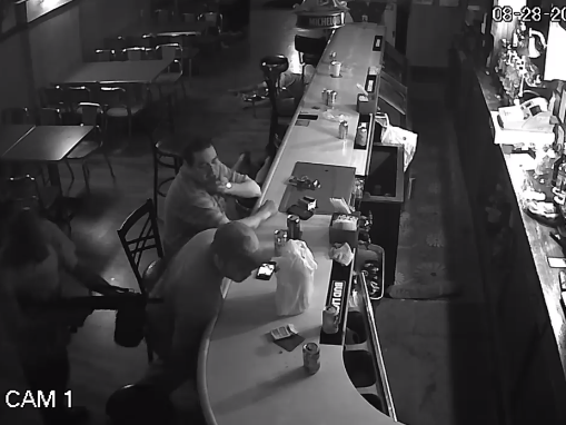 ﻿Відвідувач бару у США проігнорував погрози грабіжника із гвинтівкою і спокійно продовжував дивитися в телефон