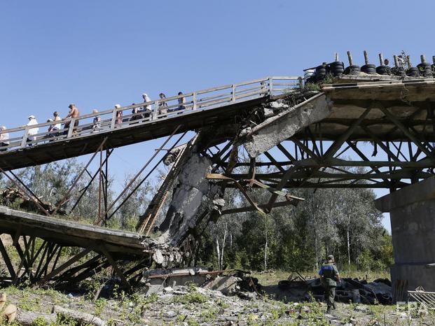 Боевики снова сорвали работы по восстановлению моста в Станице Луганской – СЦКК