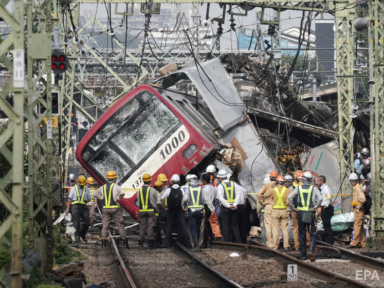 В Японии поезд на большой скорости столкнулся с грузовиком: один человек погиб, более 30 пострадали