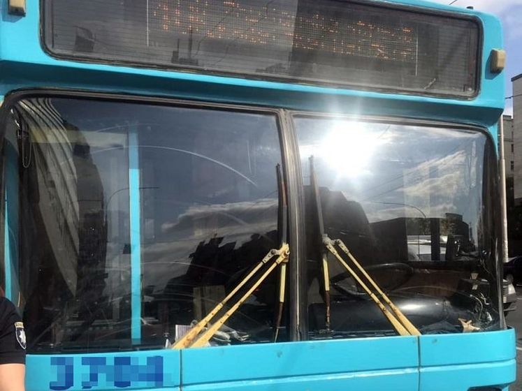 В Киеве мужчина устроил стрельбу в троллейбусе, два человека получили ранения