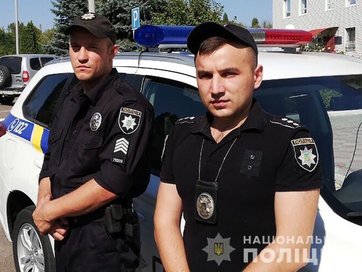 ﻿У Миколаївській області чоловік взяв у заручники жінку і поранив ножем поліцейського