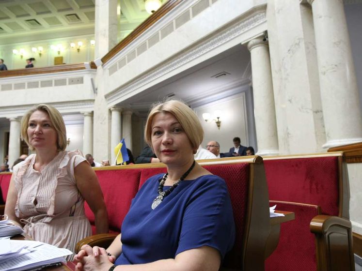 Геращенко назвала парламентское большинство "зелеными человечками" и "югендом", фракция "Европейской солидарности" заблокировала трибуну. Видео