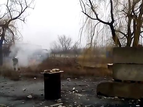 Украинские военные отбивают атаку боевиков