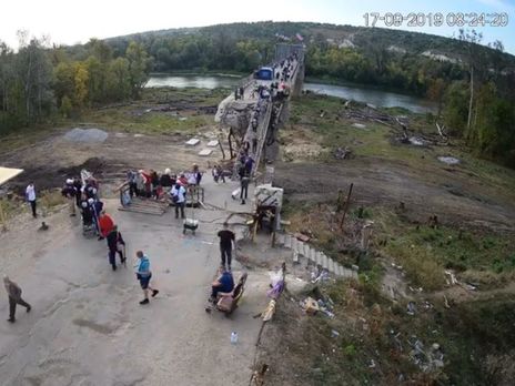В Станице Луганской возле моста установили веб-камеру. Трансляция