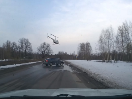 В России священники перекрыли дорогу, чтобы посадить вертолет. Видео