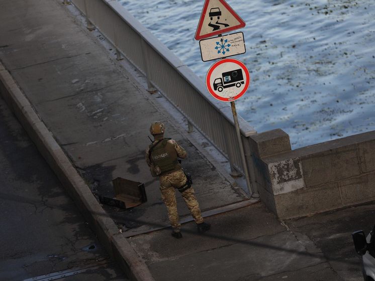 Кличко заявил, что мужчина, угрожающий взорвать мост Метро в Киеве, "то ли в алкогольном, то ли в наркотическом опьянении"