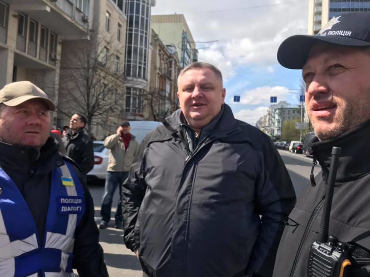 ﻿Крищенко заявив, що під час затримання чоловіка, який погрожував підірвати міст Метро в Києві, правоохоронці вогню не відкривали
