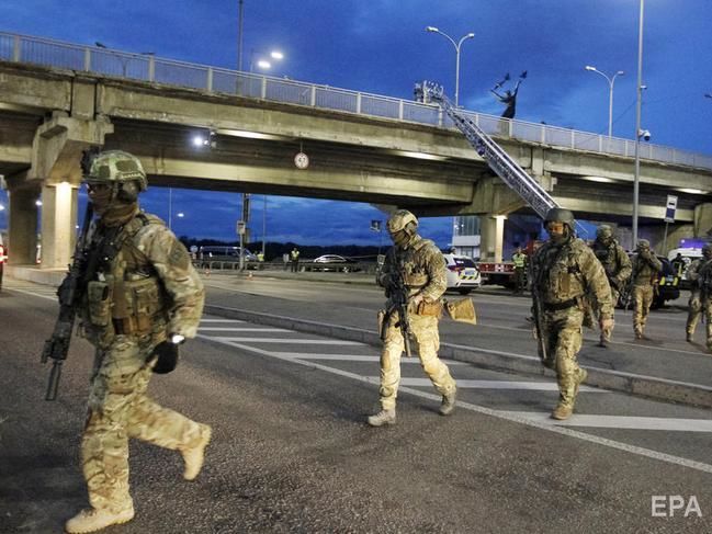 МВД об угрожавшем взорвать мост в Киеве: Бывший военный. Не простой, очень профессиональный стрелок