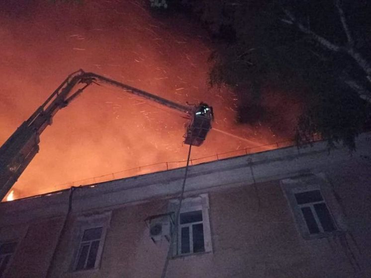 В Луцке ночью горел военный госпиталь, спасатели эвакуировали более 90 человек