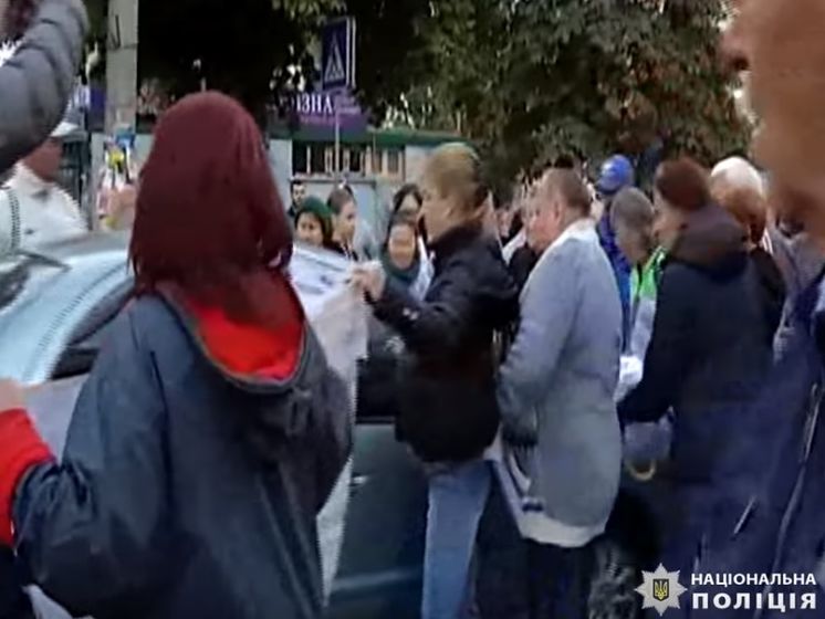 В Одессе автомобиль въехал в толпу протестующих, пострадали полицейский и участница митинга