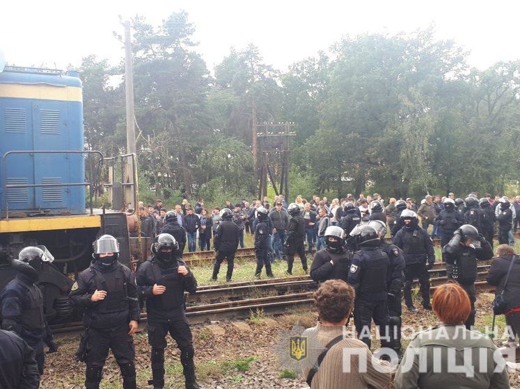 ﻿У Львівській області відбулися зіткнення поліції з активістами, які блокують російські вагони з вугіллям, є затримані