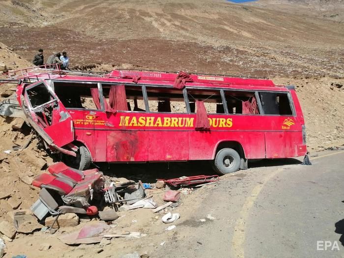 В Пакистане автобус врезался в гору, погибло не менее 26 человек