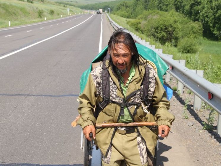 "Спаси и изгони". В России художник пишет икону якутского шамана, шедшего "изгонять" Путина
