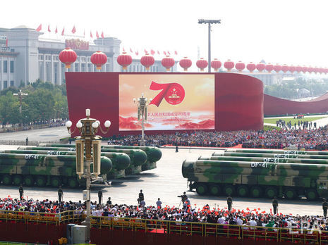 70-летие образования КНР. В Пекине – крупнейший военный парад и концерт, в Гонконге – протесты и столкновения. Фоторепортаж