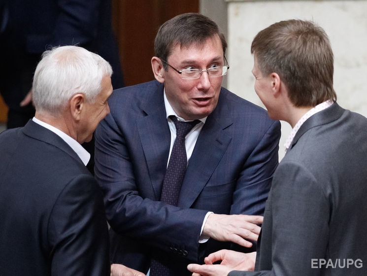 Порошенко в зале Рады подписал указ о назначении Луценко генпрокурором