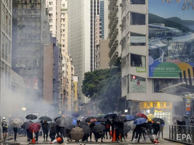 В Гонконге тысячи людей протестуют против запрета надевать маски на демонстрациях