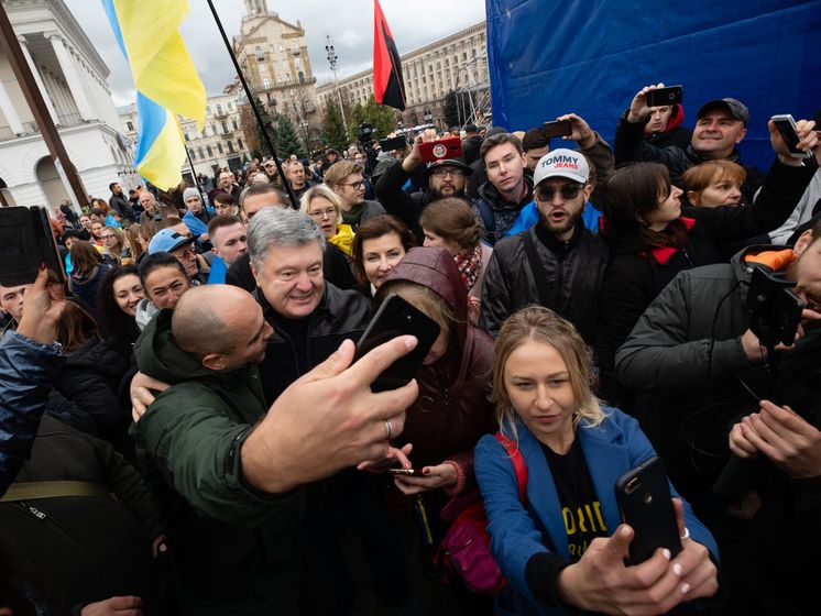 Порошенко приходил на Майдан Незалежности на акцию против "формулы Штайнмайера"