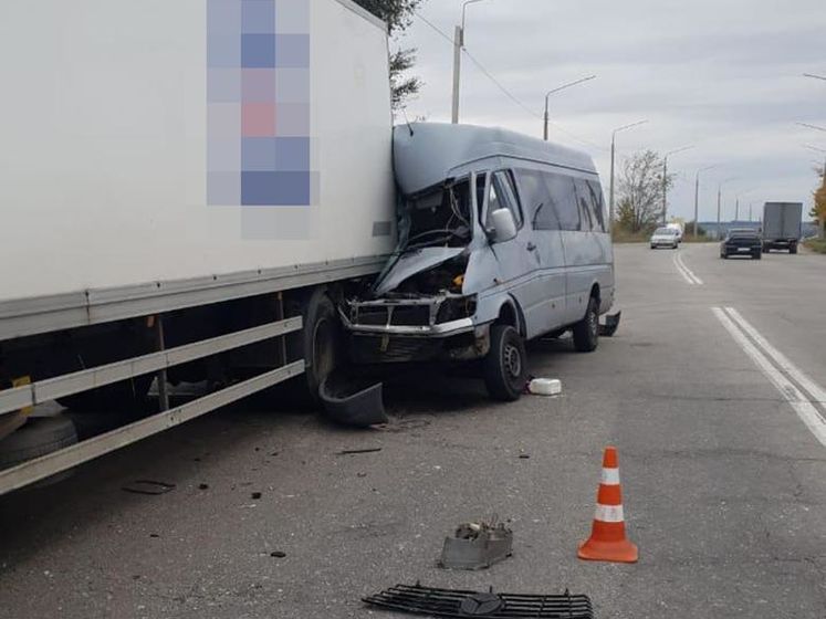 В Запорожье маршрутка столкнулась с грузовиком, один человек погиб, восьмерых госпитализировали