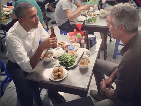Во Вьетнаме Обама и шеф-повар Бурден за $6 поужинали и выпили пива в столовой