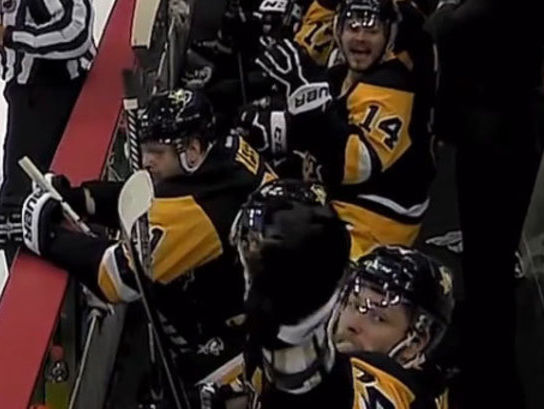 Игрок Pittsburg Penguins поймал шайбу, летящую в лицо тренеру