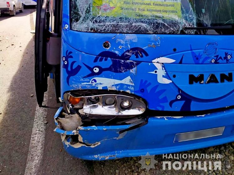 ﻿У Чернівецькій області у ДТП із рейсовим автобусом постраждало дев'ятеро осіб – поліція